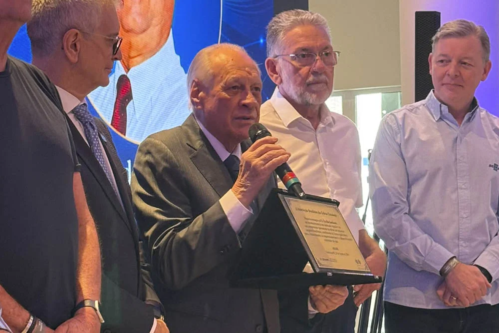 Ercílio Santinoni recebe homenagem da Abase pela defesa dos pequenos negócios